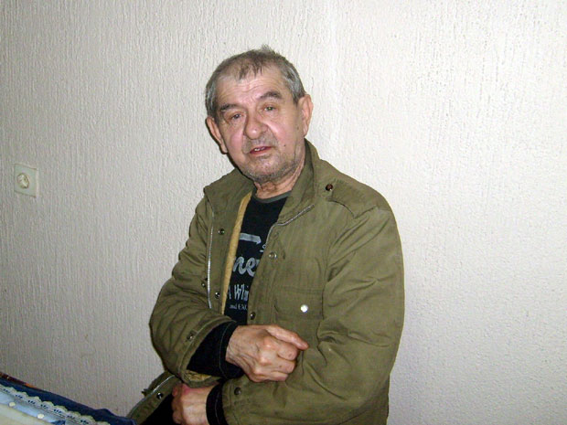 Хода уз помоћ штаке, нема кола, не излази, али је кажњен са 12.500 динара за бацање ђубрета: Пензионера из Сивца одао рачун у смећу на њиви